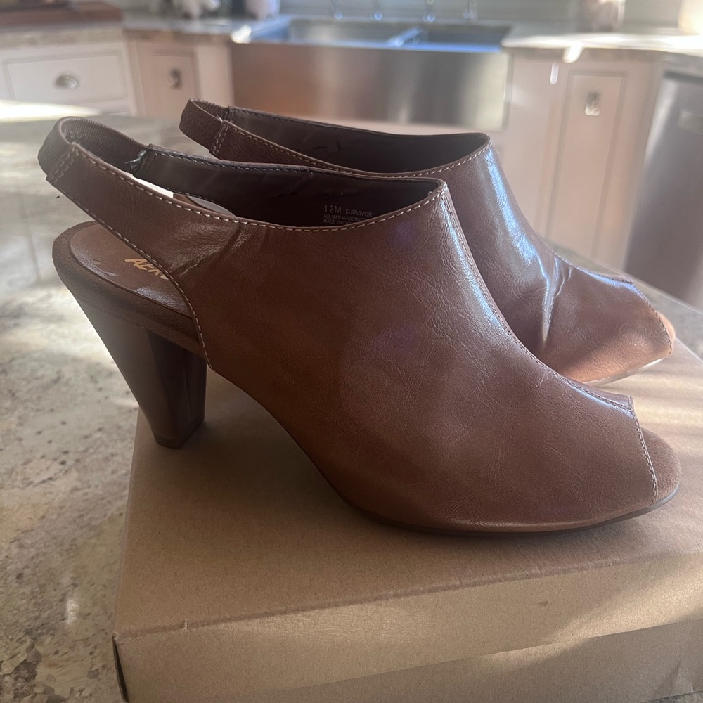 AEROSOLES Tan Women's Peep-Toe Mules - Picture 5 of 9